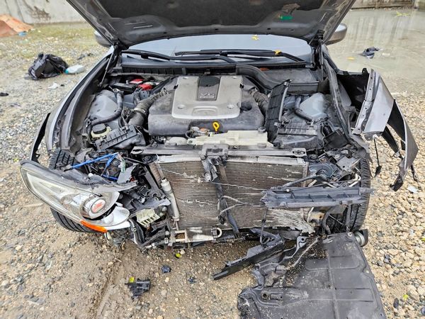 2015 INFINITI Q40 — Engine bay