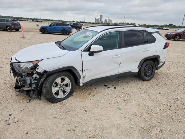2021 TOYOTA RAV4 XLE — Front 3/4