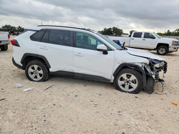 2021 TOYOTA RAV4 XLE — Passenger 3/4