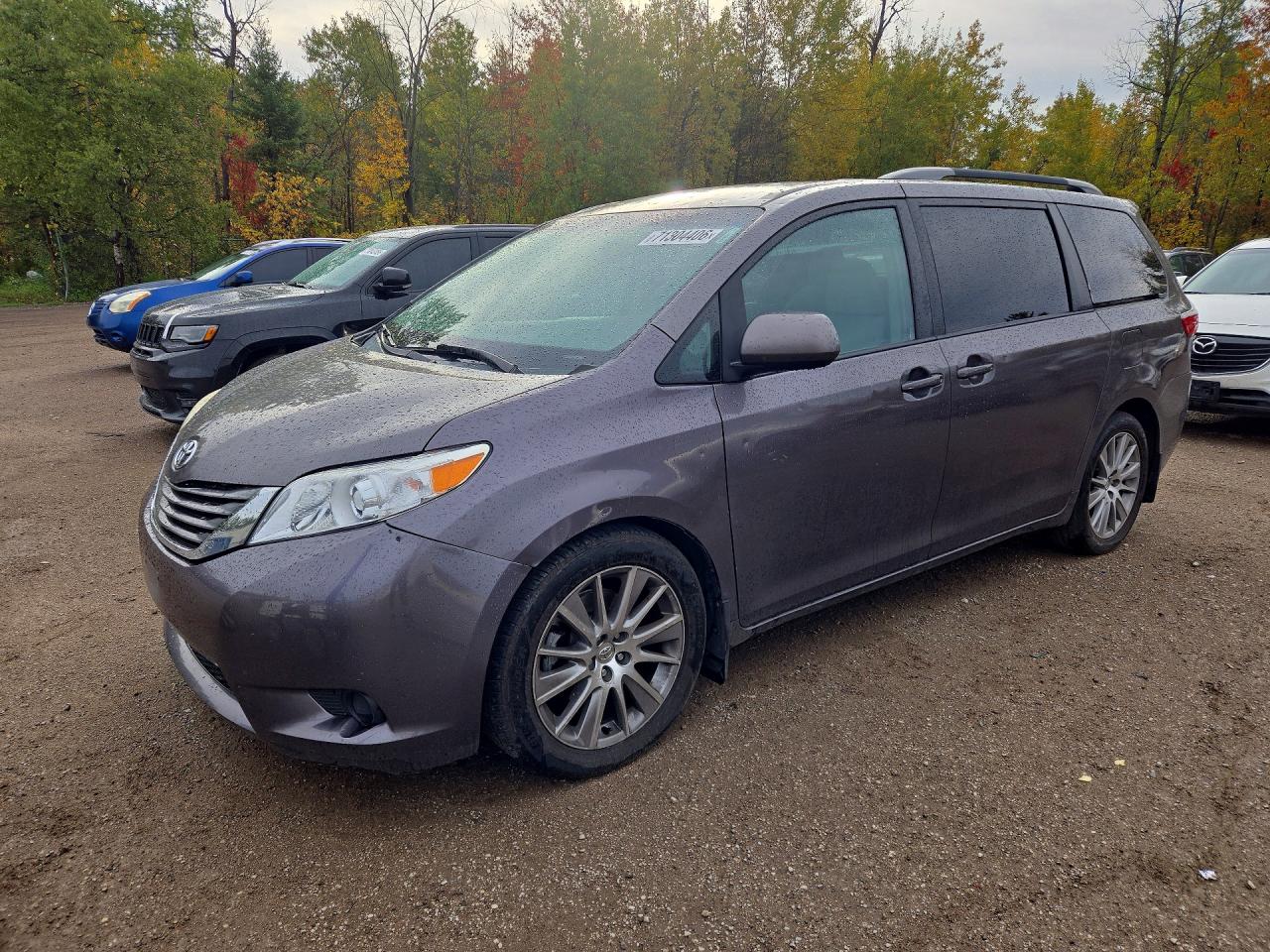 2015 TOYOTA SIENNA — Front 3/4