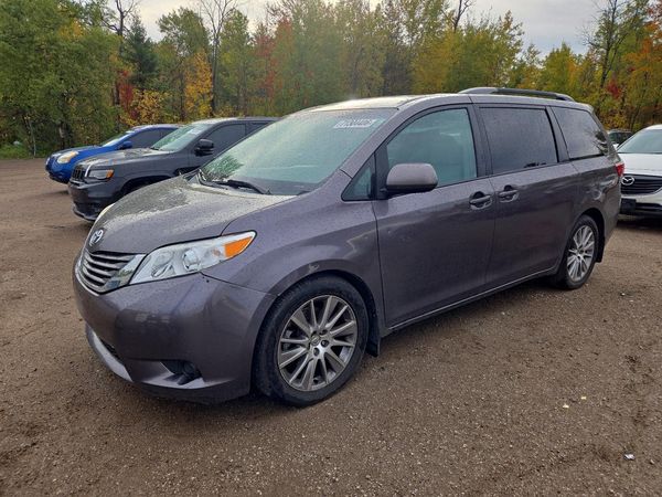 2015 TOYOTA SIENNA — Front 3/4