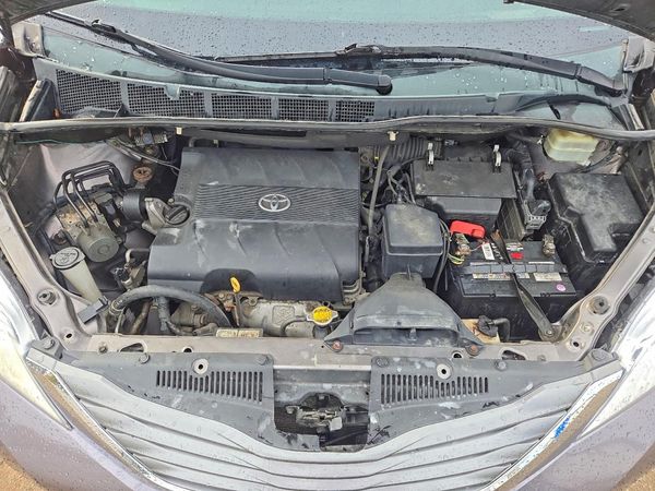 2015 TOYOTA SIENNA — Engine bay