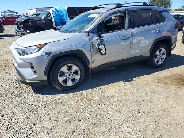 2019 TOYOTA RAV4 — Front 3/4