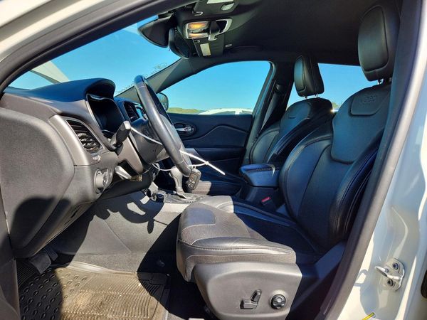2019 JEEP CHEROKEE Limited — DENT