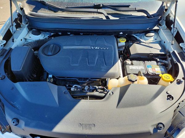 2019 JEEP CHEROKEE Limited — Engine bay