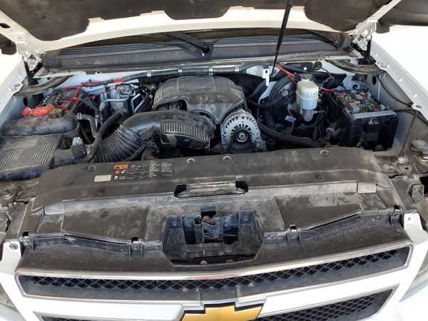 2014 CHEVROLET TAHOE — Engine bay