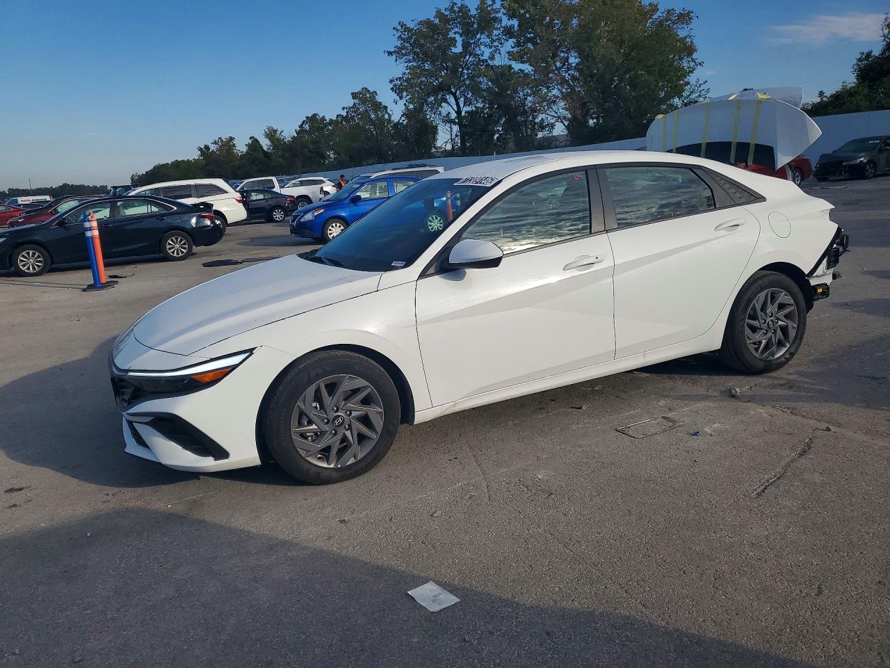 2026 HYUNDAI ELANTRA — Front 3/4