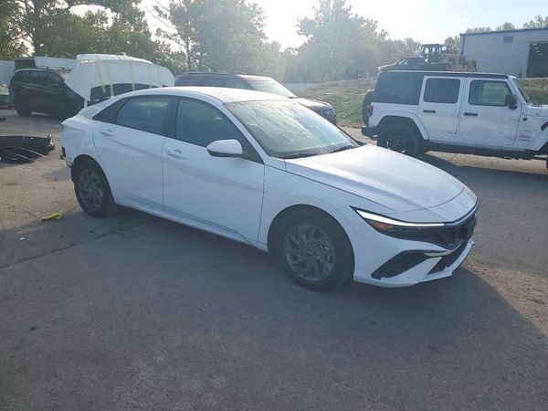 2026 HYUNDAI ELANTRA — Passenger 3/4
