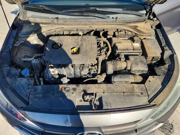 2020 HYUNDAI ELANTRA — Engine bay