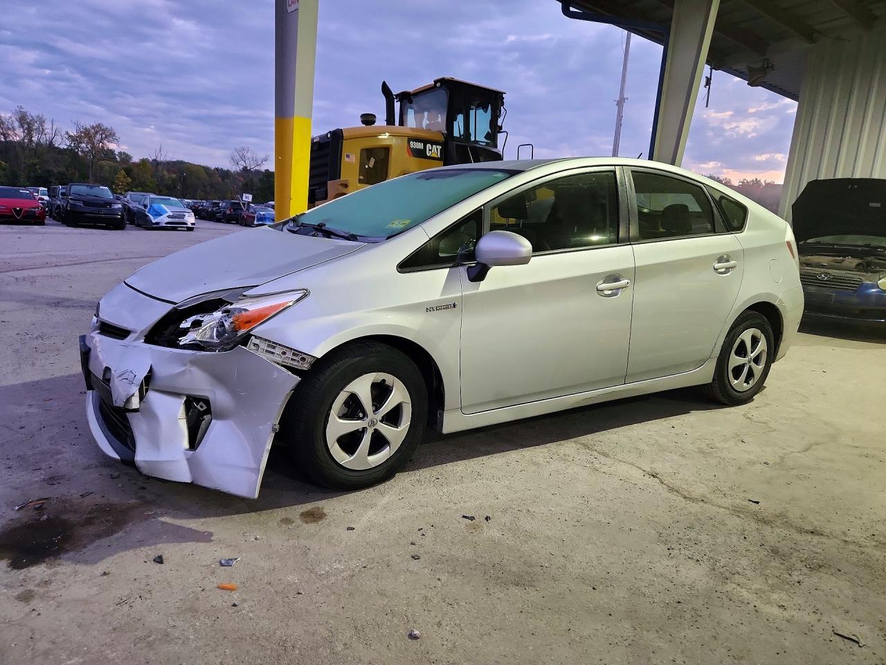 2015 TOYOTA PRIUS — Front 3/4