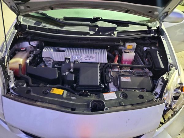 2015 TOYOTA PRIUS — Engine bay