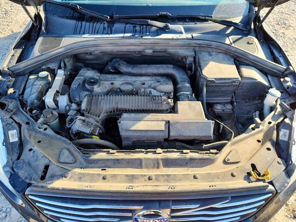 2015 VOLVO XC60 Premier (non R design) — Engine bay