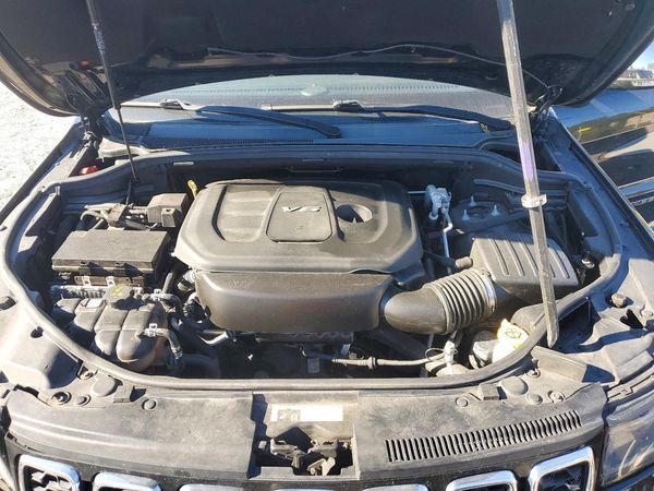 2017 JEEP GRAND CHEROKEE Limited — Engine bay