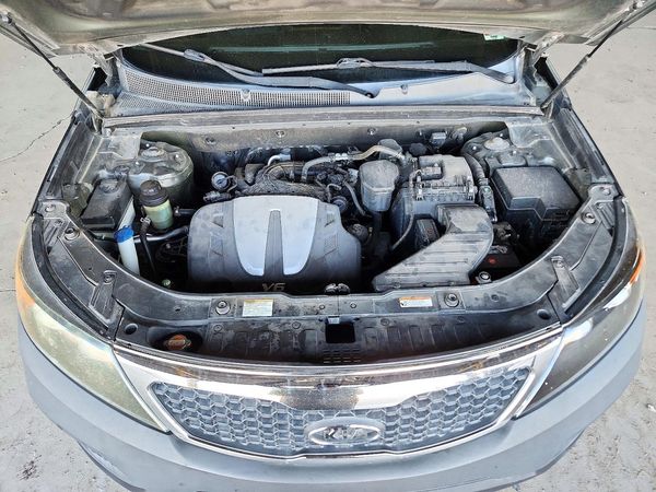 2012 KIA SORENTO GL(Middle-low grade) — Engine bay
