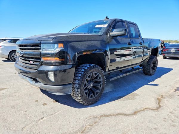 2017 CHEVROLET SILVERADO LT — Front 3/4