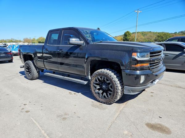 2017 CHEVROLET SILVERADO LT — Passenger 3/4