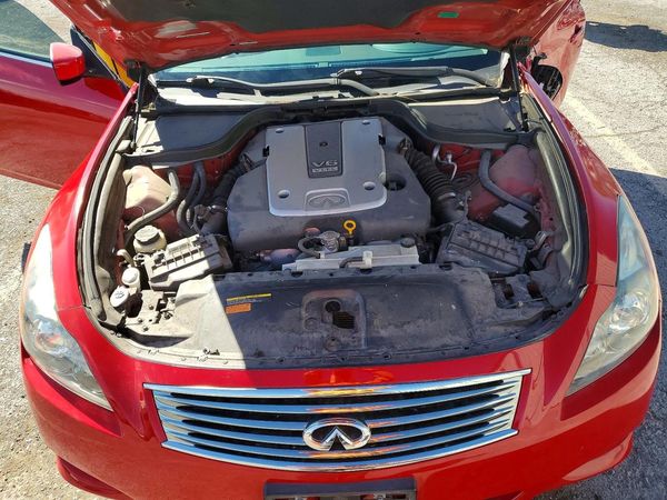 2013 INFINITI G37 — Engine bay