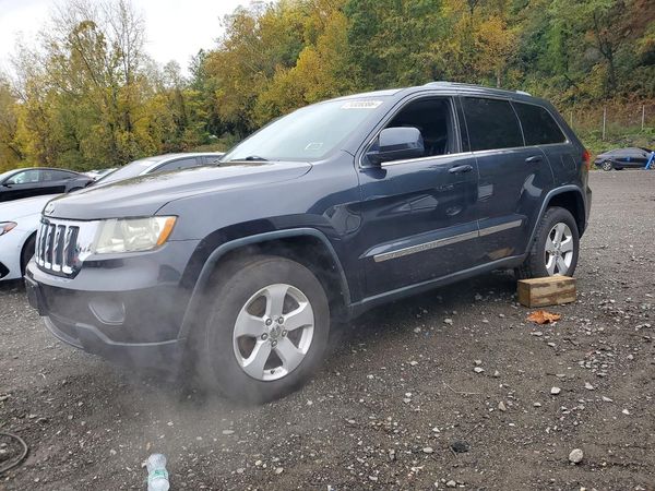 2013 JEEP CHEROKEE Laredo — Front 3/4