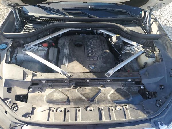 2019 BMW X5 xDrive40i — Engine bay