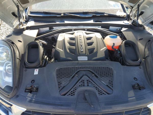 2015 PORSCHE MACAN — Engine bay