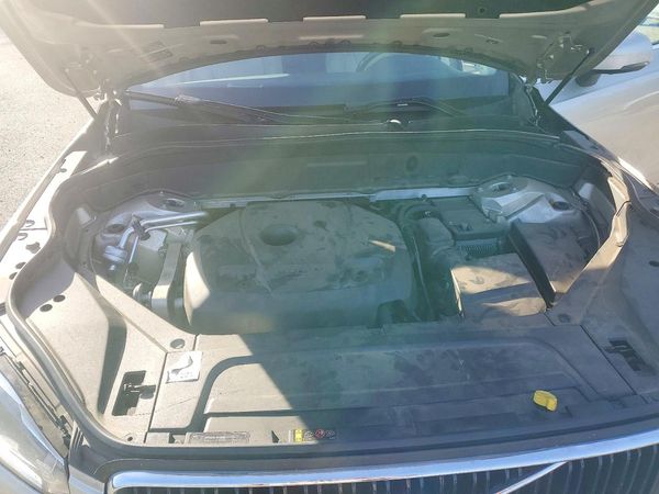 2016 VOLVO XC90 SV42 Momentum — Engine bay