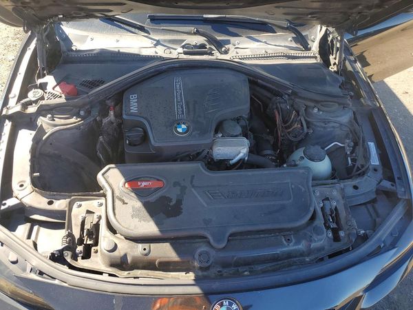 2013 BMW 328 xDrive SA — Engine bay
