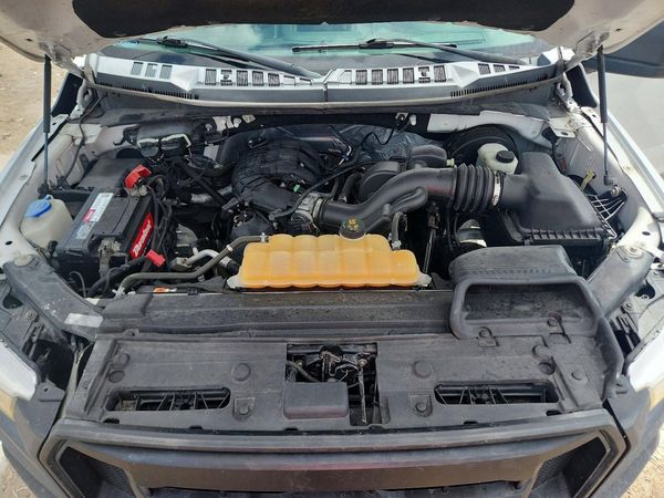 2017 FORD F150 SuperCab — Engine bay