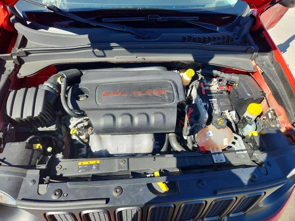 2016 JEEP RENEGADE Trailhawk — Engine bay