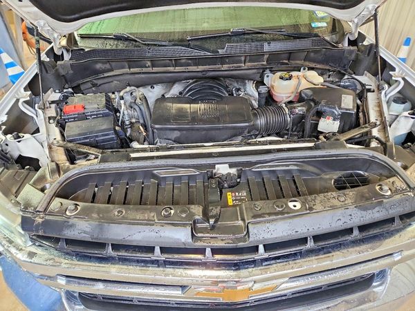 2020 CHEVROLET SILVERADO LT — Engine bay