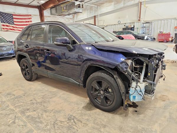 2021 TOYOTA RAV4 XLE — Passenger 3/4