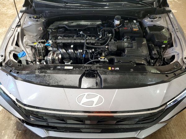 2025 HYUNDAI ELANTRA SEL Convenience — Engine bay