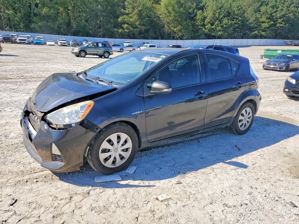 2014 TOYOTA PRIUS — Front 3/4