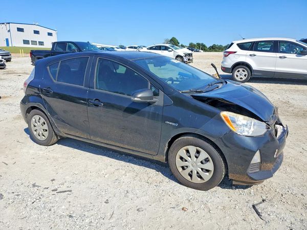 2014 TOYOTA PRIUS — Passenger 3/4
