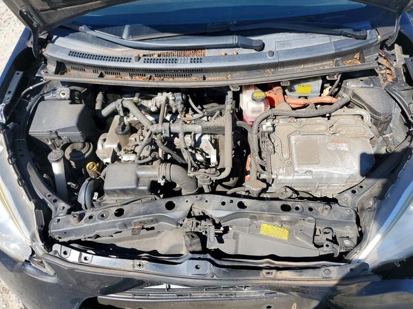 2014 TOYOTA PRIUS — Engine bay
