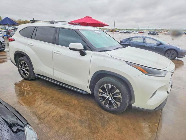 2021 TOYOTA HIGHLANDER XLE — Passenger 3/4