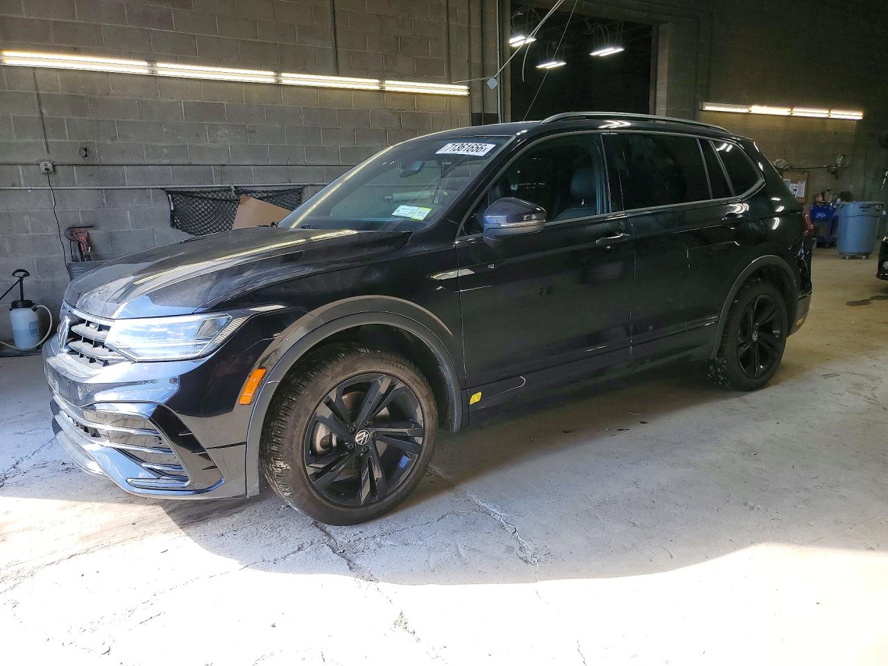 2024 VOLKSWAGEN TIGUAN 4Motion SE R-Line Black — Front 3/4