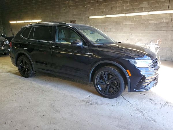 2024 VOLKSWAGEN TIGUAN 4Motion SE R-Line Black — Passenger 3/4