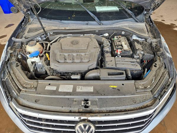 2018 VOLKSWAGEN PASSAT SE, SE w/ Technology — Engine bay