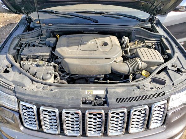 2017 JEEP GRAND CHEROKEE Summit — Engine bay