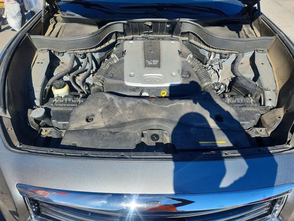 2012 INFINITI FX35 — Engine bay