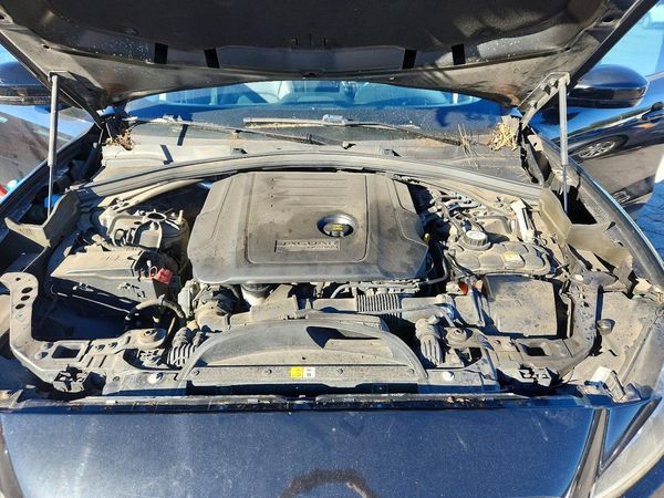 2018 JAGUAR F-PACE Premium — Engine bay