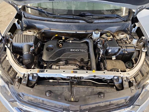 2021 CHEVROLET EQUINOX LT (2FL) — Engine bay
