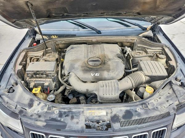 2015 JEEP CHEROKEE Limited — Engine bay