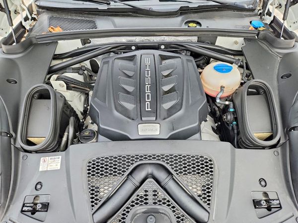 2015 PORSCHE MACAN — Engine bay