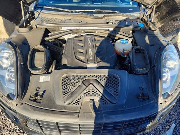 2016 PORSCHE MACAN — Engine bay