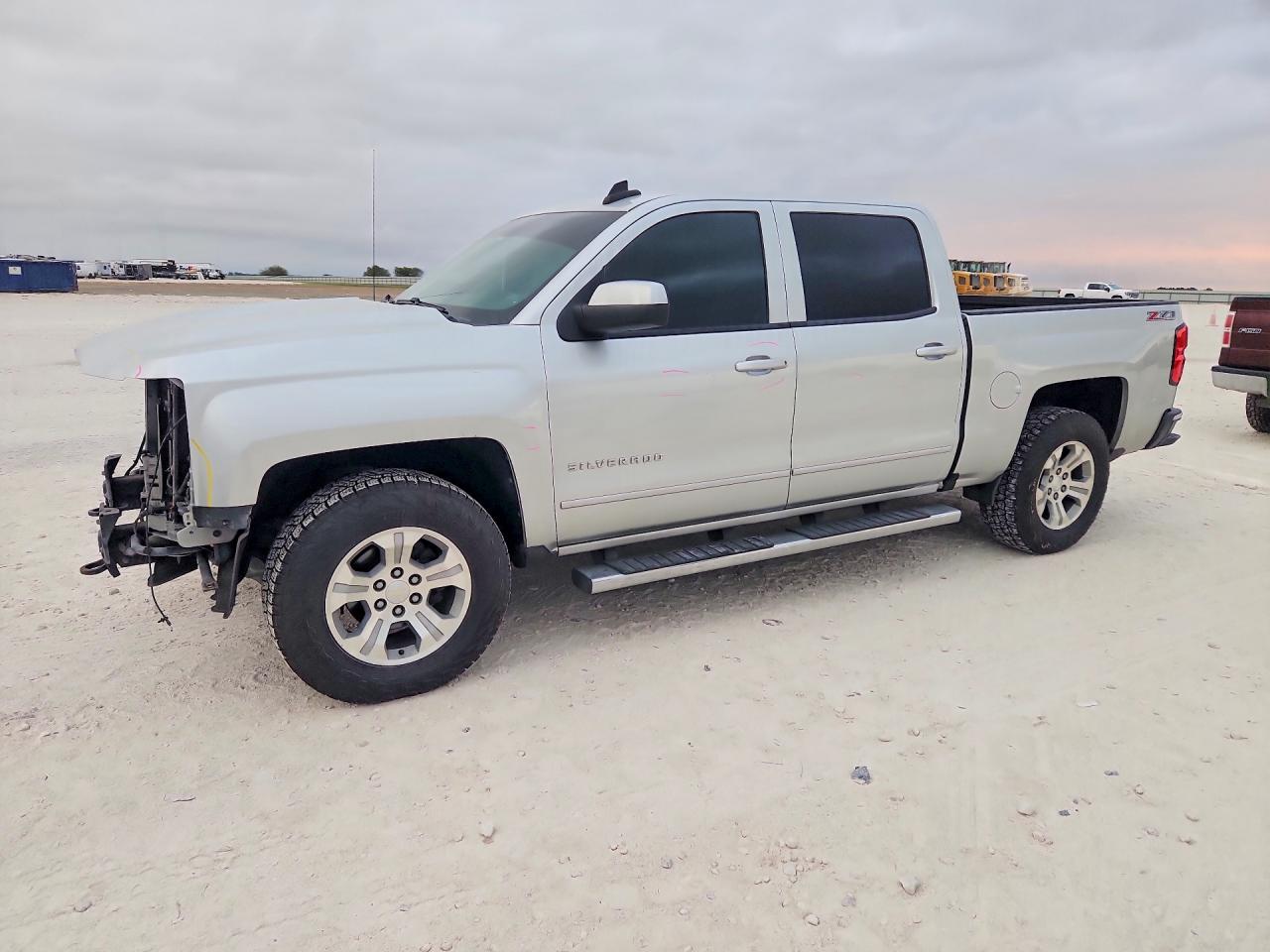 2017 CHEVROLET SILVERADO LT — Front 3/4