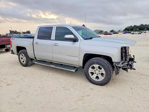 2017 CHEVROLET SILVERADO LT — Passenger 3/4