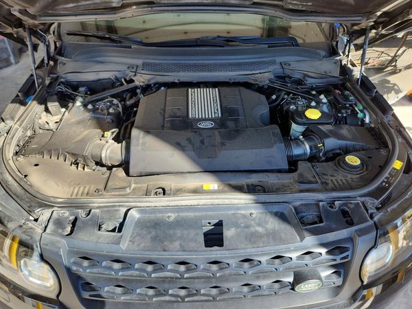 2015 LAND ROVER RANGEROVER — Engine bay