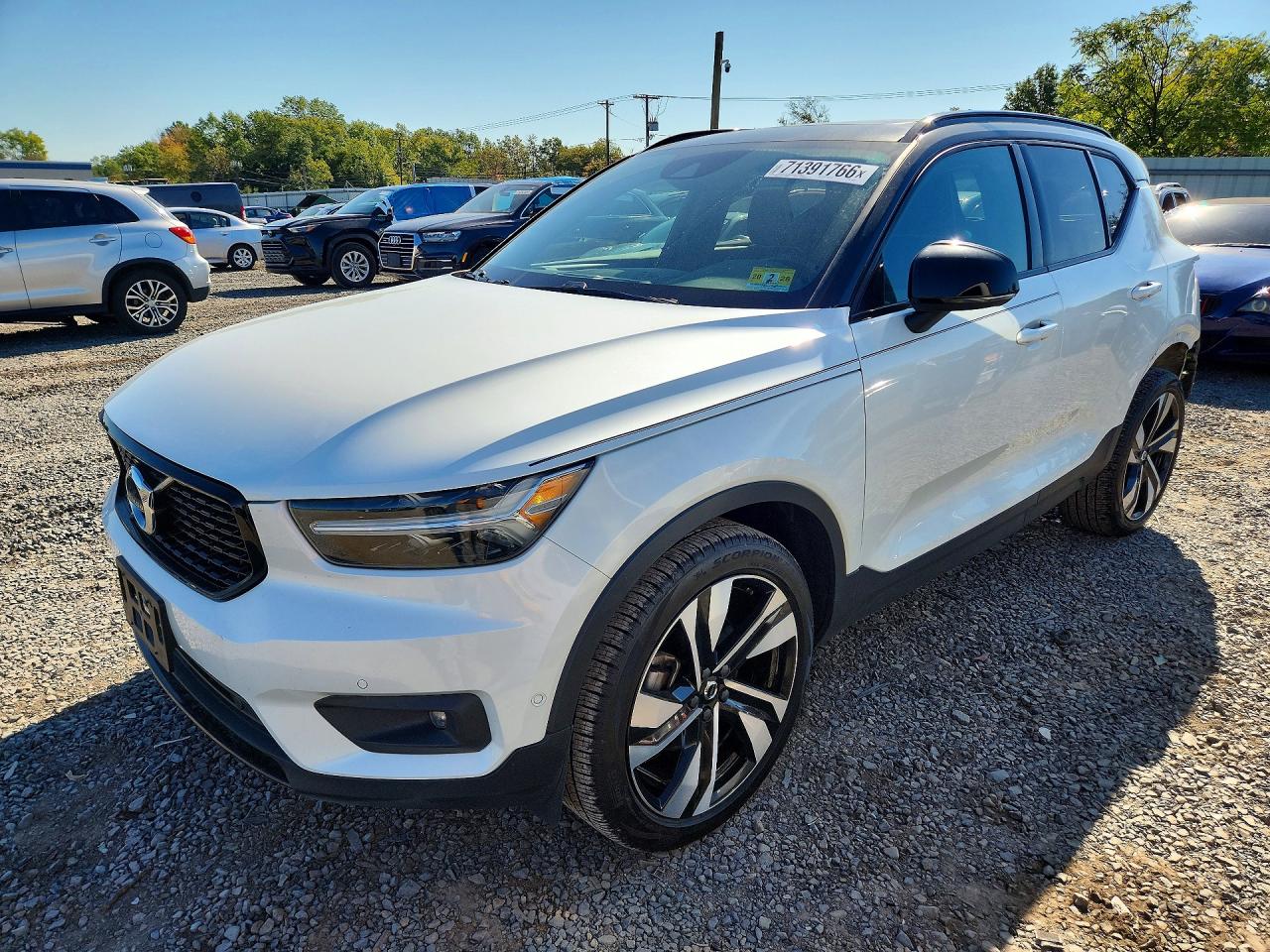 2019 VOLVO XC40 R-Design — Front 3/4