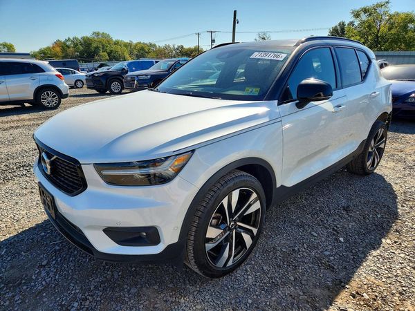2019 VOLVO XC40 — DSFA — Front 3/4